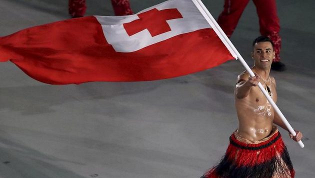 Pita Taufatofua z Tonga nastupuje na plochu stadiónu při slavnostním zahájení olympijských her. Pita Taufatofua z Tonga nastupuje na plochu stadiónu při slavnostním zahájení olympijských her.