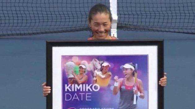 Kimiko Dateová Krummová při rozlučce s kariérou v Tokiu. Kimiko Dateová Krummová při rozlučce s kariérou v Tokiu.