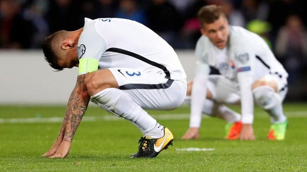 Zklamaný kapitán Slováků Martin Škrtel po porážce ve Skotsku. Zklamaný kapitán Slováků Martin Škrtel po porážce ve Skotsku.
