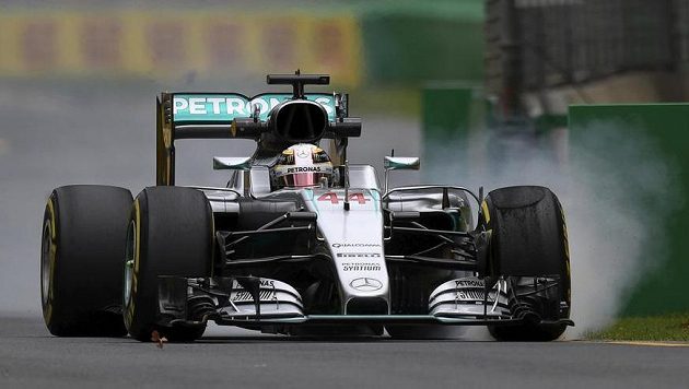 Pilot Mercedesu Lewis Hamilton během volného tréninku v Melbourne. Pilot Mercedesu Lewis Hamilton během volného tréninku v Melbourne.
