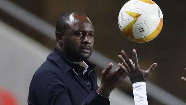 Trenér Nice Patrick Vieira během utkání Evropské ligy. Trenér Nice Patrick Vieira během utkání Evropské ligy.