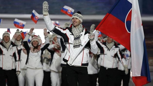 Zdeno Chára, zadák Bostonu Bruins, v roli vlajkonoše slovenské výpravy při slavnostním zahajovacím ceremoniálu v Soči. Zdeno Chára, zadák Bostonu Bruins, v roli vlajkonoše slovenské výpravy při slavnostním zahajovacím ceremoniálu v Soči.