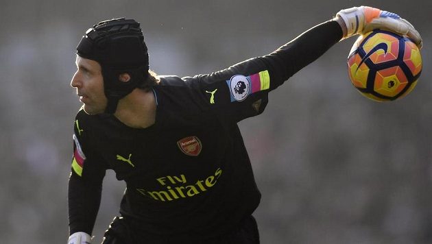 Brankář Arsenalu Petr Čech během utkání s Burnley. Brankář Arsenalu Petr Čech během utkání s Burnley.