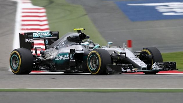 Pilot Mercedesu Nico Rosberg během prvního tréninku na nedělní Velkou cenu Bahrajnu. Pilot Mercedesu Nico Rosberg během prvního tréninku na nedělní Velkou cenu Bahrajnu.