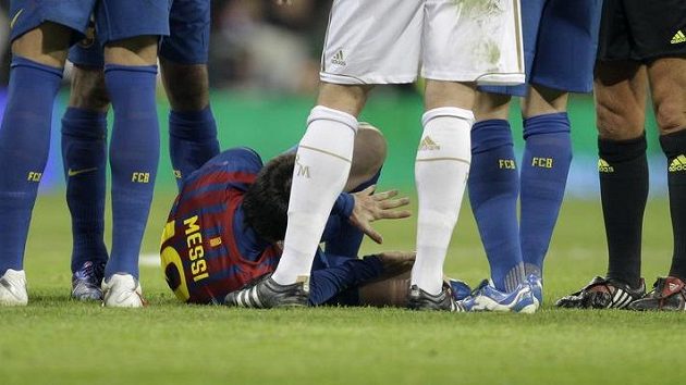 Fotbalista Realu Pepe stoupl na ruku barcelonskému Messimu. Fotbalista Realu Pepe stoupl na ruku barcelonskému Messimu.