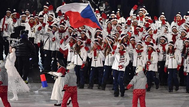 Slavnostní zahájení olympiády. Česká výprava v čele s vlajkonoškou Evou Samkovou. Slavnostní zahájení olympiády. Česká výprava v čele s vlajkonoškou Evou Samkovou.