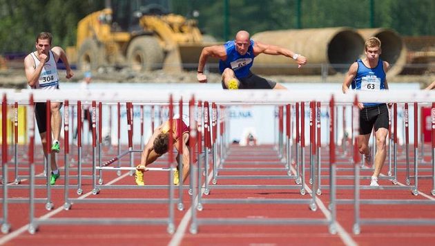 Petr Svoboda (uprostřed) v závodě na 110m překážek na atletickém mistrovství ČR. Petr Svoboda (uprostřed) v závodě na 110m překážek na atletickém mistrovství ČR.