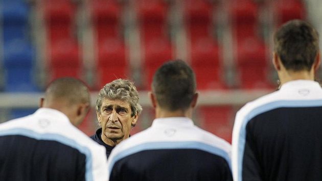 Kouč Manchesteru City Manuel Pellegrini na tréninku před zápasem s Plzní. Kouč Manchesteru City Manuel Pellegrini na tréninku před zápasem s Plzní.