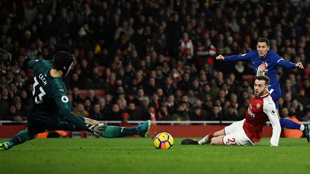 Eden Hazard z Chelsea v tuhle chvíli na brankáře Petra Čecha z Arsenalu nevyzrál, nakonec ale brankáře Kanonýrů překonal z penalty. Eden Hazard z Chelsea v tuhle chvíli na brankáře Petra Čecha z Arsenalu nevyzrál, nakonec ale brankáře Kanonýrů překonal z penalty.
