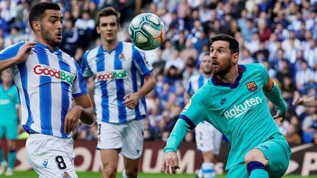 Fotbalista Barcelony Lionel Messi hráč Realu Sociedad Mikel Merino Fotbalista Barcelony Lionel Messi hráč Realu Sociedad Mikel Merino
