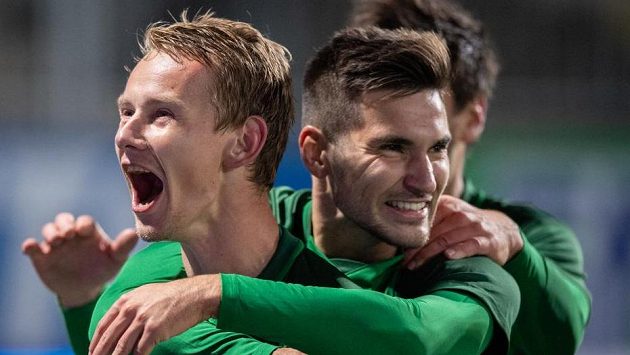 Střelci gólů Jablonce Jan Chramosta (vlevo) a Michal Trávník oslavují trefu na 3:0 během utkání s Plzní. Střelci gólů Jablonce Jan Chramosta (vlevo) a Michal Trávník oslavují trefu na 3:0 během utkání s Plzní.