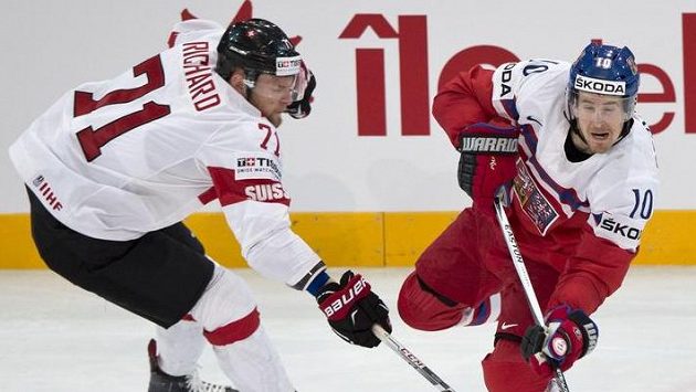 Střelu Romana Červenky se snaží blokovat Tanner Richard ze Švýcarska. Střelu Romana Červenky se snaží blokovat Tanner Richard ze Švýcarska.