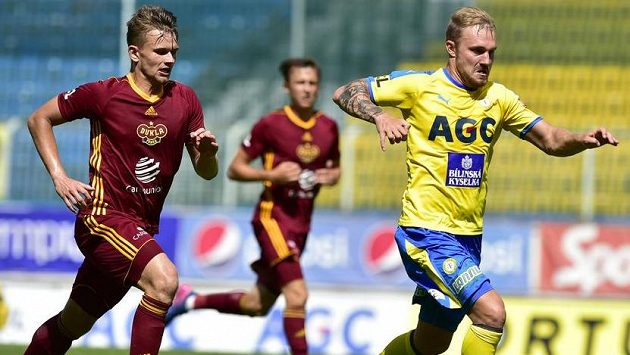 Jakub Hora (vpravo) z Teplic a David Breda z Dukly. Jakub Hora (vpravo) z Teplic a David Breda z Dukly.