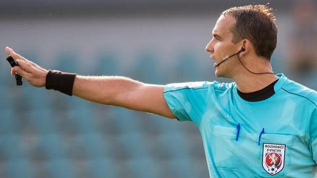 Rozhodčí Pavel Julínek čelí ostré kritice Rozhodčí Pavel Julínek čelí ostré kritice