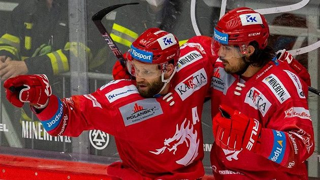 Zleva střelec Martin Růžička a Matěj Stránský z Třince se radují z gólu. Zleva střelec Martin Růžička a Matěj Stránský z Třince se radují z gólu.