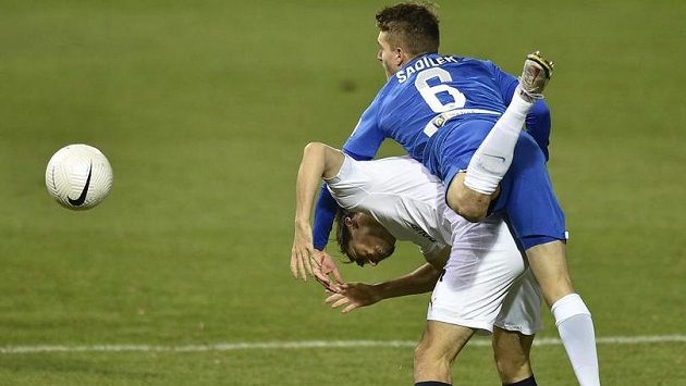 Bratrský souboj. Zleva Lukáš Sadílek ze Slovácka a Michal Sadílek z Liberce. Bratrský souboj. Zleva Lukáš Sadílek ze Slovácka a Michal Sadílek z Liberce.