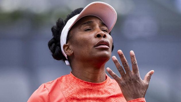 Venus Williamsová v souboji s Jennifer Bradyovou Venus Williamsová v souboji s Jennifer Bradyovou