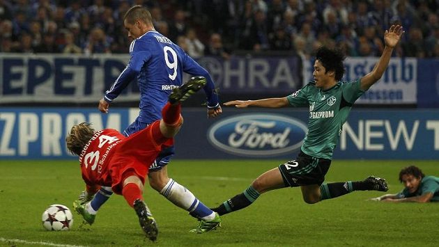 Snaha brankáře Schalke Timo Hildebranda i obránců byla marná, Fernando Torres z Chelsea právě dává gól... Snaha brankáře Schalke Timo Hildebranda i obránců byla marná, Fernando Torres z Chelsea právě dává gól...