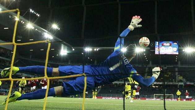 Útočník YB Bern Guillaume Hoarau proměňuje pokutový kop. Brankář Sparty Marek Štech si na míč ještě sáhl, ale v cestě do sítě už mu nezabránil. Útočník YB Bern Guillaume Hoarau proměňuje pokutový kop. Brankář Sparty Marek Štech si na míč ještě sáhl, ale v cestě do sítě už mu nezabránil.