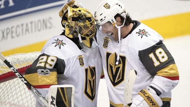 Hrdinové historického klání. Gólman Marc-André Fleury (vlevo) a James Neal dovedli Vegas k prvnímu vítězství v NHL. Hrdinové historického klání. Gólman Marc-André Fleury (vlevo) a James Neal dovedli Vegas k prvnímu vítězství v NHL.