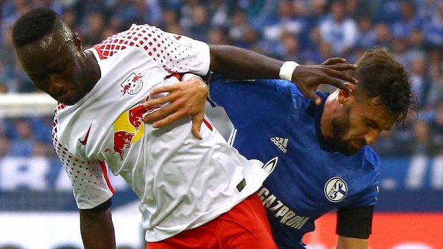 Naby Keita (vlevo) z Lipska v souboji s Danielem Caligiurim ze Schalke. Naby Keita (vlevo) z Lipska v souboji s Danielem Caligiurim ze Schalke.
