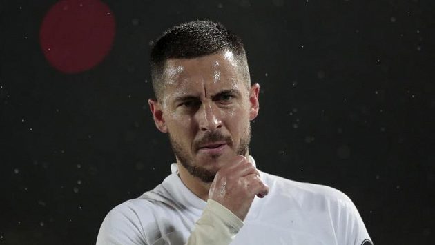 Fotbalista Reale Madrid Eden Hazard sleduje dění na hřišti v utkání semifinále Ligy mistrů proti Chelsea. Fotbalista Reale Madrid Eden Hazard sleduje dění na hřišti v utkání semifinále Ligy mistrů proti Chelsea.