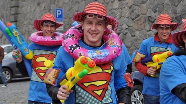 Juraj Kucka (uprostřed) přivádí sparťany vymóděné v supermanovských tričkách na mistrovskou plavbu parníkem. Juraj Kucka (uprostřed) přivádí sparťany vymóděné v supermanovských tričkách na mistrovskou plavbu parníkem.