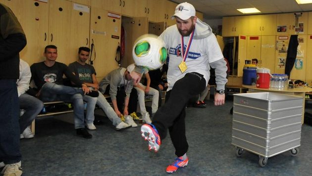 Václav Pletka ještě v plzeňské kabině s medailí pro mistra extraligy. Václav Pletka ještě v plzeňské kabině s medailí pro mistra extraligy.