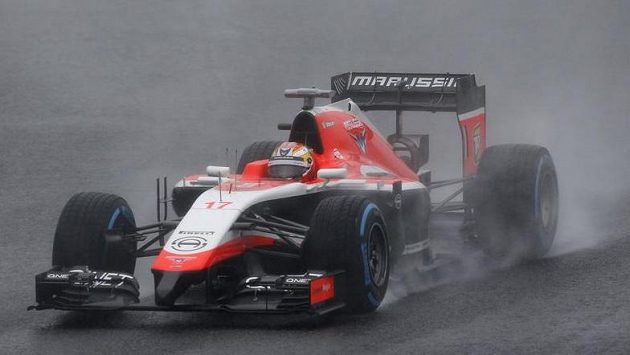 Jules Bianchi na mokré trati v Suzuce, kde těžce havaroval a v současné době bojuje o život. Jules Bianchi na mokré trati v Suzuce, kde těžce havaroval a v současné době bojuje o život.