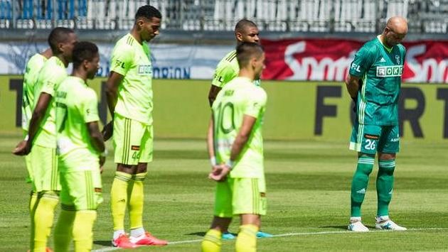 Hráči Karviné drží minutu ticha k uctění památky bývalého fotbalisty Plzně Mariána Číšovského. Hráči Karviné drží minutu ticha k uctění památky bývalého fotbalisty Plzně Mariána Číšovského.