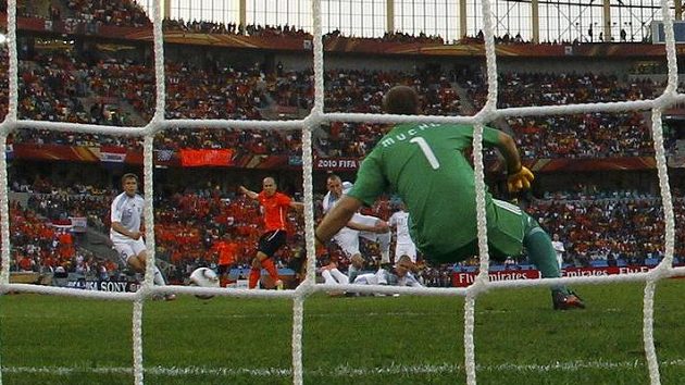 Gól! Nizozemec Arjen Robben překonává slovenského brankáře Jána Muchu. Gól! Nizozemec Arjen Robben překonává slovenského brankáře Jána Muchu.
