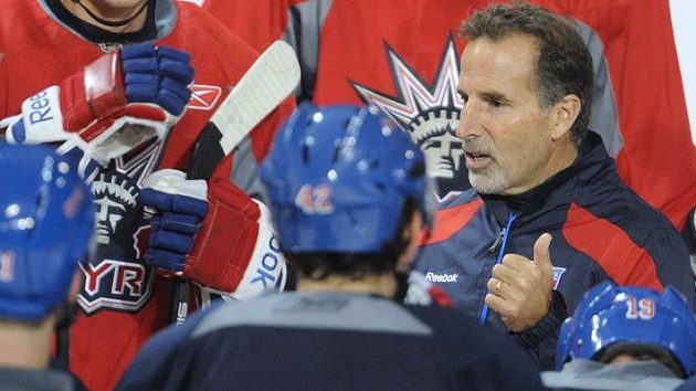 Trenér hokejistů New York Rangers John Tortorella na tréninku v Praze Trenér hokejistů New York Rangers John Tortorella na tréninku v Praze
