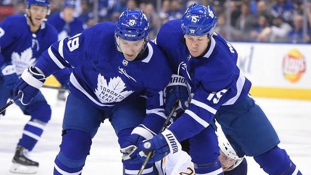 Matt Martin (15) a Tomáš Plekanec (19) z Toronta při utkání s Buffalem. Matt Martin (15) a Tomáš Plekanec (19) z Toronta při utkání s Buffalem.