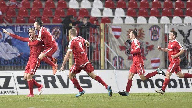 Michal Škoda (zcela vlevo) se raduje z vítězného gólu se spoluhráči z Brna - dále zleva Tadas Kijanskas, Petr Pavlík, Jan Sedlák a Milan Lutonský. Michal Škoda (zcela vlevo) se raduje z vítězného gólu se spoluhráči z Brna - dále zleva Tadas Kijanskas, Petr Pavlík, Jan Sedlák a Milan Lutonský.