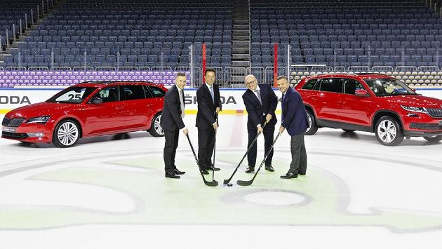 Zleva prezident společnosti Infront Sports Media Philippe Blatter, předseda představenstva společnosti Wanda Sports Holding Lincoln Zhang, šéf představenstva Škody Auto Bernhard Maier a prezident Mezinárodní hokejové federace (IIHF) René Fasel na ledové ploše na stadiónu v Kolíně nad Rýnem. Zleva prezident společnosti Infront Sports Media Philippe Blatter, předseda představenstva společnosti Wanda Sports Holding Lincoln Zhang, šéf představenstva Škody Auto Bernhard Maier a prezident Mezinárodní hokejové federace (IIHF) René Fasel na ledové ploše na stadiónu v Kolíně nad Rýnem.