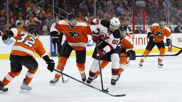 Jaromír Jágr (68) z New Jersey a hráči Philadelphie Mark Streit (32), Samuel Morin (50) a Michael Raffl (12) v jednom z přípravných utkání. Jaromír Jágr (68) z New Jersey a hráči Philadelphie Mark Streit (32), Samuel Morin (50) a Michael Raffl (12) v jednom z přípravných utkání.