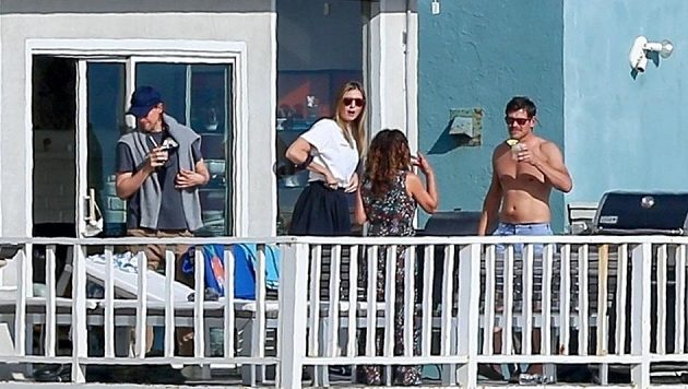 Maria Šarapovová (třetí zprava) si na terase domu v Los Angeles s přáteli užívá party bez ohledu na pravidla nařízená v souvislosti s pandemií koronaviru. Maria Šarapovová (třetí zprava) si na terase domu v Los Angeles s přáteli užívá party bez ohledu na pravidla nařízená v souvislosti s pandemií koronaviru.
