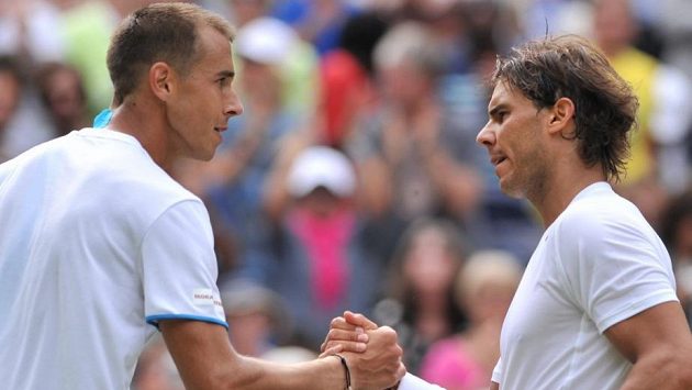 Lukáš Rosol a Rafael Nadal po wimbledonském zápase v roce 2014 Lukáš Rosol a Rafael Nadal po wimbledonském zápase v roce 2014
