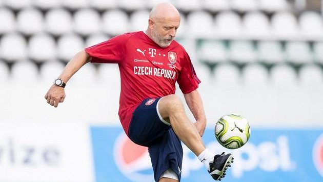 Trenér Karel Jarolím má pořád velký cit pro míč... Trenér Karel Jarolím má pořád velký cit pro míč...