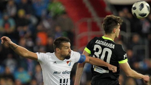 Zleva Milan Baroš z Ostravy a Taras Kačaraba z Liberce. Zleva Milan Baroš z Ostravy a Taras Kačaraba z Liberce.