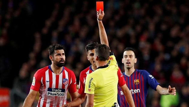 V lize proti Barceloně viděl Diego Costa (vlevo) z Atlética Madrid červenou kartu. V lize proti Barceloně viděl Diego Costa (vlevo) z Atlética Madrid červenou kartu.