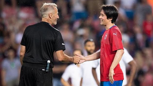Rozhodčí Martin Atkinson a Tomáš Rosický během rozlučkového utkání na Letné. Rozhodčí Martin Atkinson a Tomáš Rosický během rozlučkového utkání na Letné.