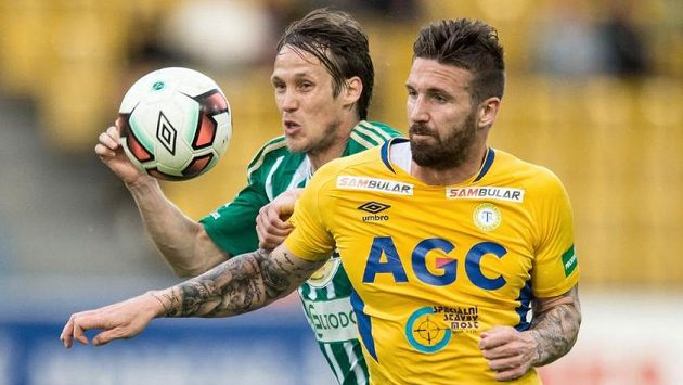 David Vaněček ještě v dresu Teplic (vpředu) a Michal Švec z Bohemians. David Vaněček ještě v dresu Teplic (vpředu) a Michal Švec z Bohemians.