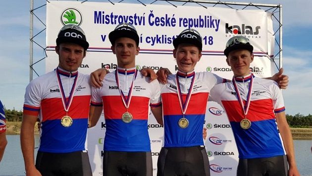 Čeští šampióni v týmové časovce z týmu Topforex Lapierre: Václav Sirůček, Roman Lehký, Dominik Neuman, Petr Klabouch (zleva). Čeští šampióni v týmové časovce z týmu Topforex Lapierre: Václav Sirůček, Roman Lehký, Dominik Neuman, Petr Klabouch (zleva).