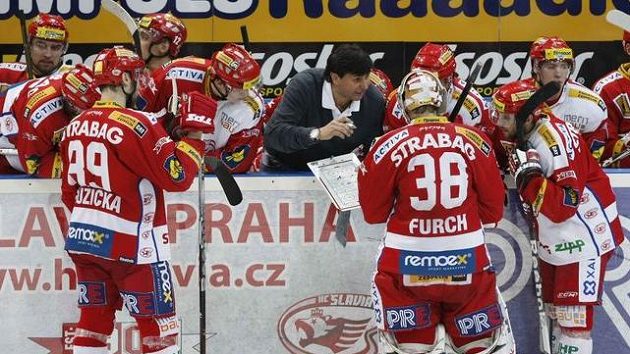 Vladimír Růžička ze střídačky diriguje Slavii. Vladimír Růžička ze střídačky diriguje Slavii.