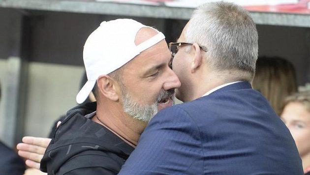 Trenér Slavie Jindřich Trpišovský (vlevo) se objímá po zápase s předsedou představenstva klubu Jaroslavem Tvrdíkem. Trenér Slavie Jindřich Trpišovský (vlevo) se objímá po zápase s předsedou představenstva klubu Jaroslavem Tvrdíkem.