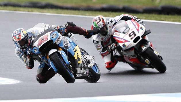 Australan Jack Miller vyrovnává balanc na vlhké trati při tréninku MotoGP v Austrálii. Za ním jede Ital Danilo Petrucci. Australan Jack Miller vyrovnává balanc na vlhké trati při tréninku MotoGP v Austrálii. Za ním jede Ital Danilo Petrucci.