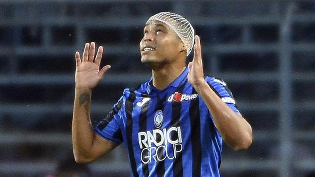 Luis Muriel z Bergama se raduje z gólu proti Boloni. Luis Muriel z Bergama se raduje z gólu proti Boloni.