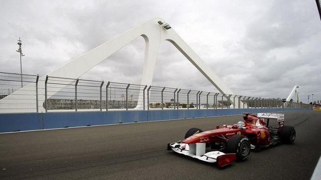 Fernando Alonso s vozem Ferrari při měřeném tréninku na Velkou cenu Evropy ve Valencii. Fernando Alonso s vozem Ferrari při měřeném tréninku na Velkou cenu Evropy ve Valencii.