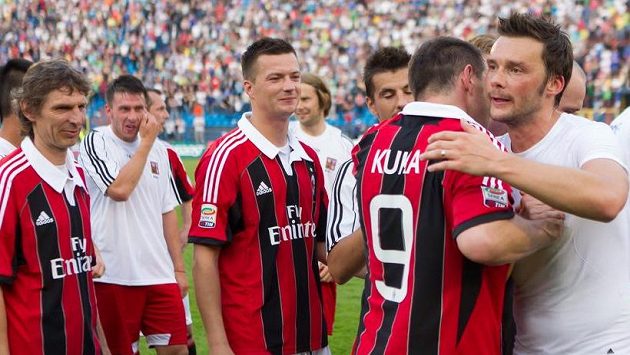 Marek Jankulovski se loučí se spoluhráči na hrišti. Zleva Petr Samec, Zdeněk Grygera, Václav Svěrkoš, Jaroslav Plašil, Milan Baroš, Pavel Kuka a právě Marek Jankulovski. Marek Jankulovski se loučí se spoluhráči na hrišti. Zleva Petr Samec, Zdeněk Grygera, Václav Svěrkoš, Jaroslav Plašil, Milan Baroš, Pavel Kuka a právě Marek Jankulovski.